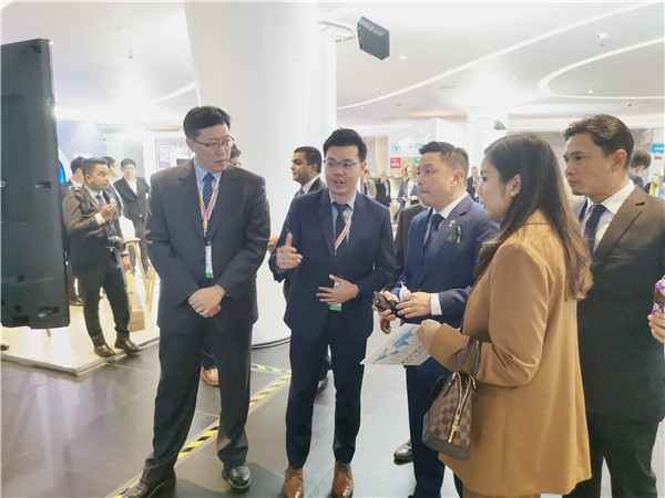 馬來西亞國際貿易及工業部長拿督達勒雷京親臨新松展位.jpg