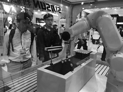 杭州日報：杭州新松首發新型輕量化機器人