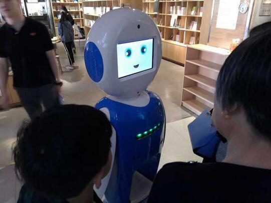 錢江晚報：杭州新華書店出現萌萌機器人 俘獲一幫迷弟迷妹