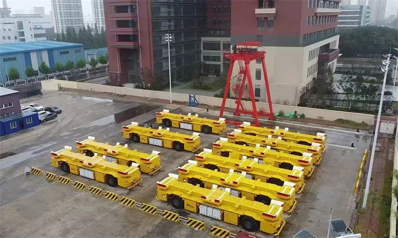 指尖新聞——【走進“國際沈”】連創里程碑！新松港口移動機器人海外累計交付超100臺，全球首臺空集裝箱堆碼機器人正式發布